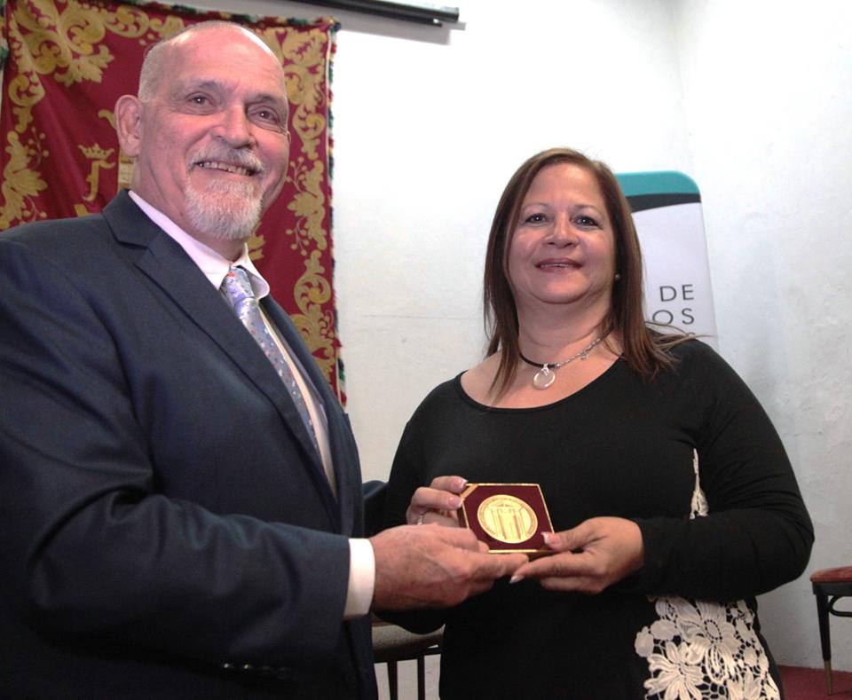 La Sociedad Puertorriqueña de Genealogía recibe medalla conmemorativa de la celebracion de los 40 años del CEA